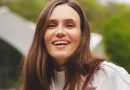 Mulher sorridente.