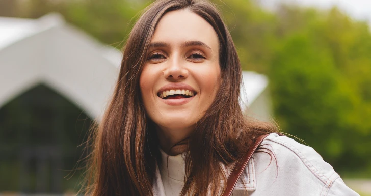 Mulher sorridente.