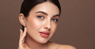 Mulher com primer na pele.