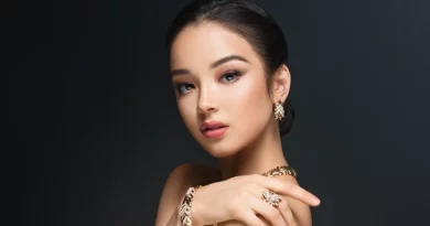 Mulher com acessórios.