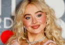 Sabrina carpenter a usar blush.