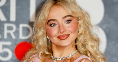 Sabrina carpenter a usar blush.