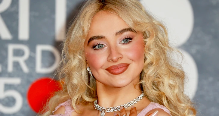 Sabrina carpenter a usar blush.