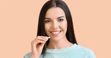 Mulher a tomar suplemento.