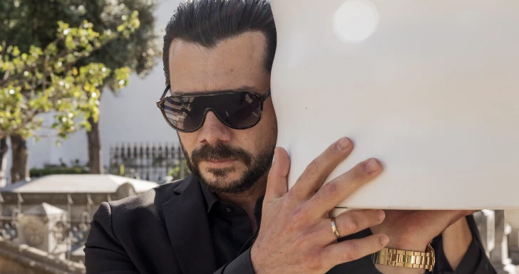 Álvaro Morte Two Graves Netflix