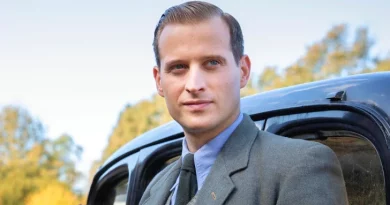 Esta famosa série inglesa com Nicholas Ralph está de regresso à RTP2