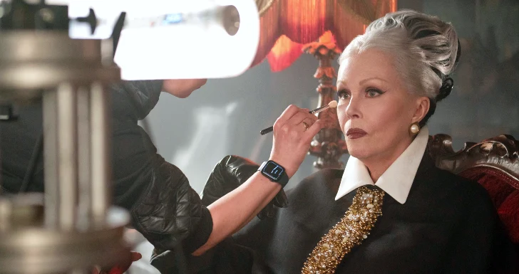 Joanna Lumley nos bastidores de "Wednesday" T2