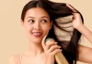 Mulher com produtos de cabelo