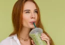 Mulher a beber matcha