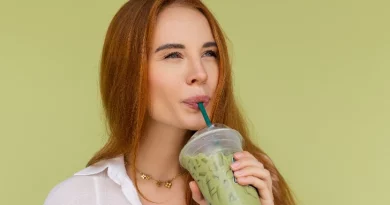 Mulher a beber matcha