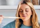 Mulher a fazer uma receita