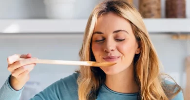 Mulher a fazer uma receita