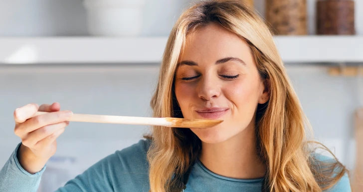 Mulher a fazer uma receita