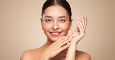 Mulher com unhas com TPO.