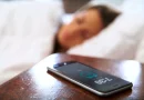 Usar o telemóvel como despertador está a sabotar o teu sono, segundo especialistas