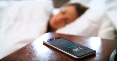 Usar o telemóvel como despertador está a sabotar o teu sono, segundo especialistas