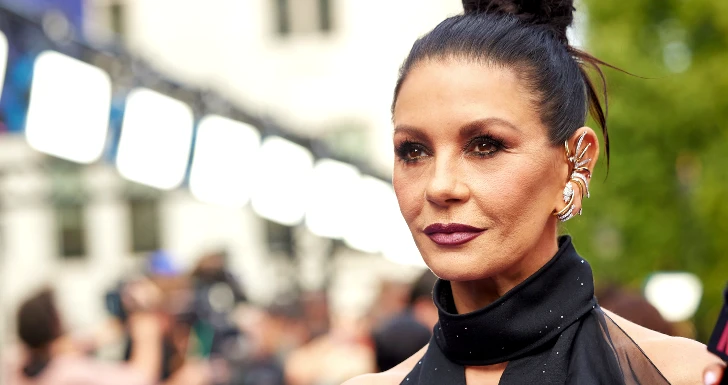 Catherine Zeta-Jones na apresentação de Wednesday