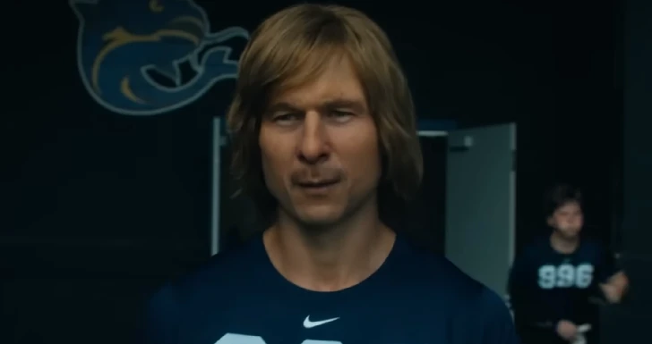 Chad Powers com Glen Powell