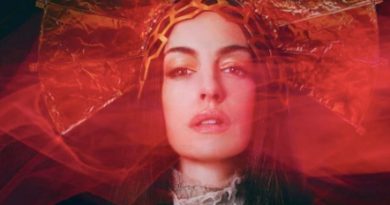 Anne Hathaway é uma diva da pop no primeiro trailer de Mother Mary