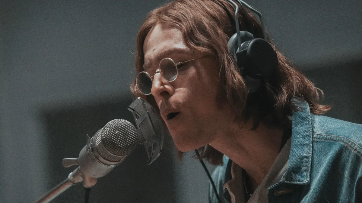 Harris Dickinson como John Lennon