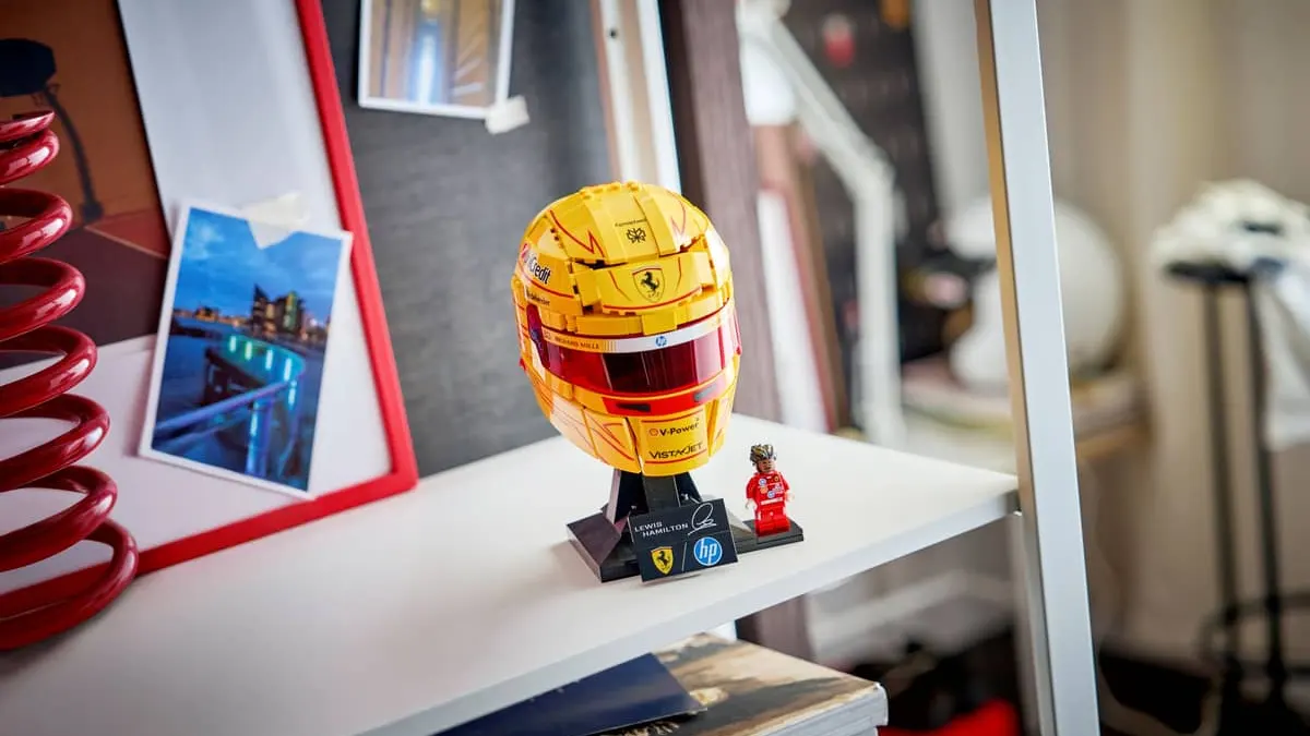 lego ferrari capacete