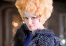 Elizabeth Banks (Effie) tem gesto inesperado com atriz do novo filme de Hunger Games