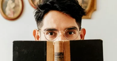 homem a ler livro de dark romance