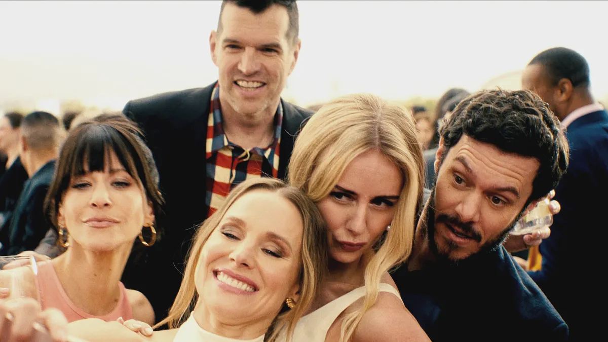 Kristen Bell, Adam Brody, Jackie Tohn, Timothy Simons, and Justine Lupe in Ninguém Quer Isto (2024)