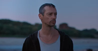 “O Barqueiro”: um piano no lodo, um pai fora de prazo e um país a meter água 