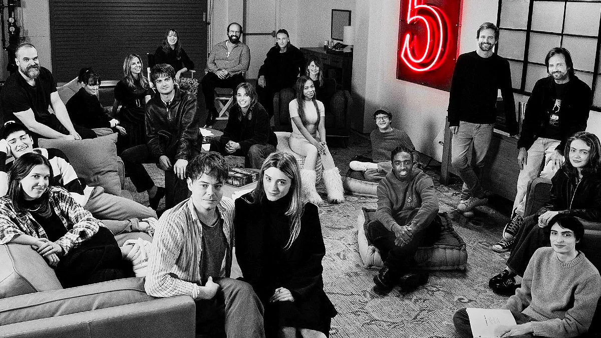 Linda Hamilton, Winona Ryder, Cara Buono, David Harbour, Brett Gelman, Maya Hawke, Matt Duffer, Ross Duffer, Atsushi Nishijima, Jamie Campbell Bower, Natalia Dyer, Caleb McLaughlin, Sadie Sink, Millie Bobby Brown, Finn Wolfhard, Charlie Heaton, Joe Keery, Amybeth McNulty, Noah Schnapp, Gaten Matarazzo, and Priah Ferguson in Stranger Things (2016)