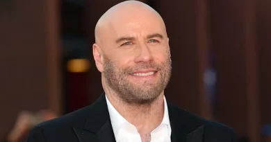 John Travolta aterra na Croisette: quando uma estrela troca a pista de dança pela pista de aterragem | Festival de Cannes 2026