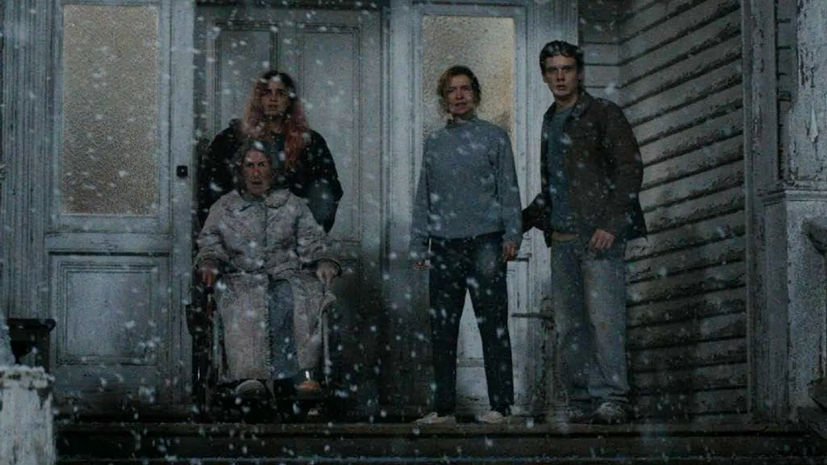 Maude Davey, Tandi Wright, Hunter Doohan, and Souheila Yacoub in A Morte do Demônio: Em Chamas (2026)