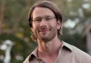 glen powell em hit man