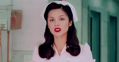 Olivia Rodrigo caraterizada como enfermeira no videoclip "The Cure".
