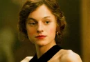 Emma Corrin in O Amante de Lady Chatterley (2022)