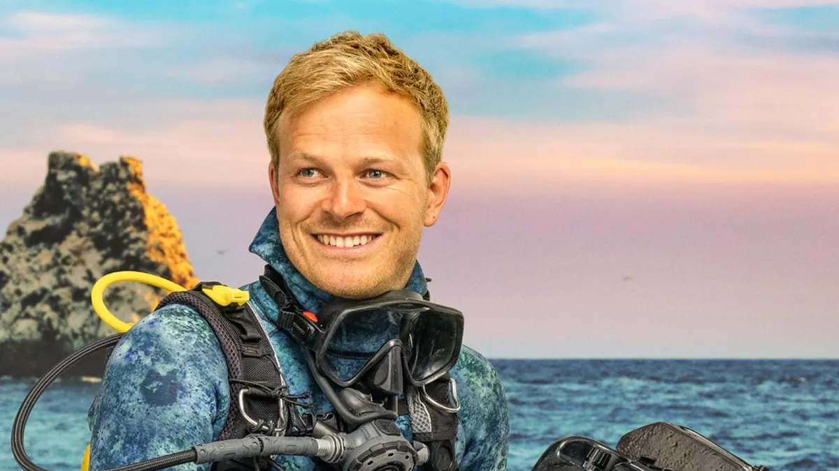 Hammerhead Sharks Up Close with Bertie Gregory