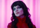 Este filme de Nicolas Winding Refn (Drive) com Sophie Thatcher (Companion) acaba de estrear em Portugal