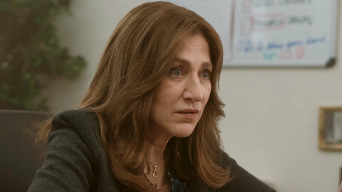 Edie Falco em "Népia", RTP Play