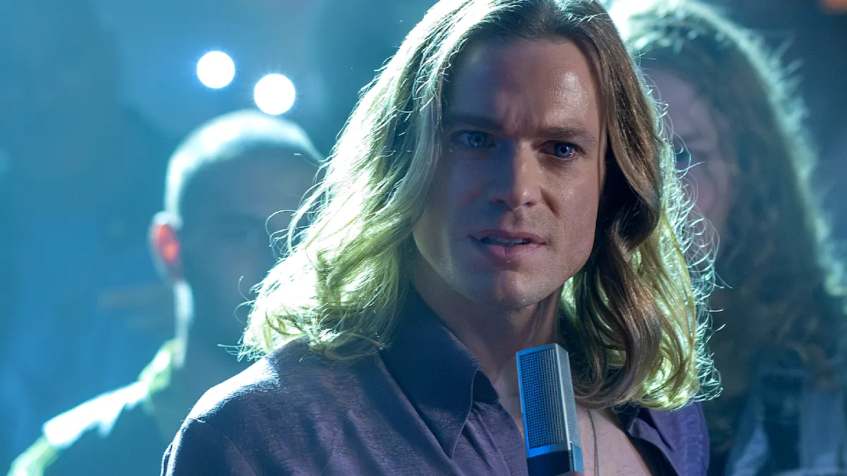 The Vampire Lestat Sam Reid microfone