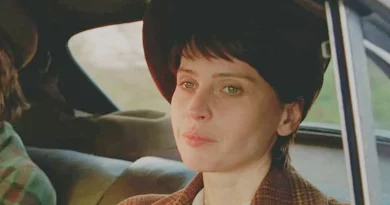 Felicity Jones and Raffey Cassidy in O Brutalista (2024)