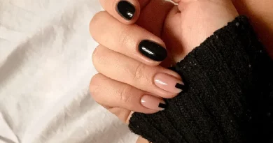 05-unhas-pretas-brilhantes-tendencia-veneza-2026