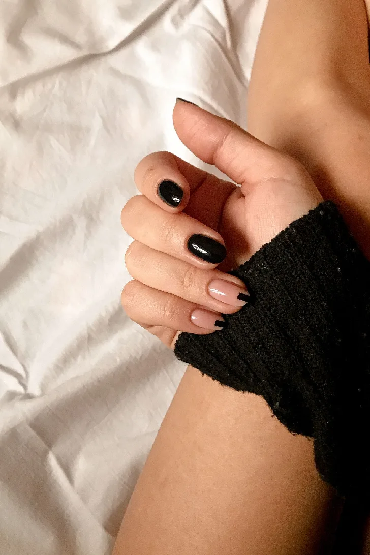 05-unhas-pretas-brilhantes-tendencia-veneza-2026
