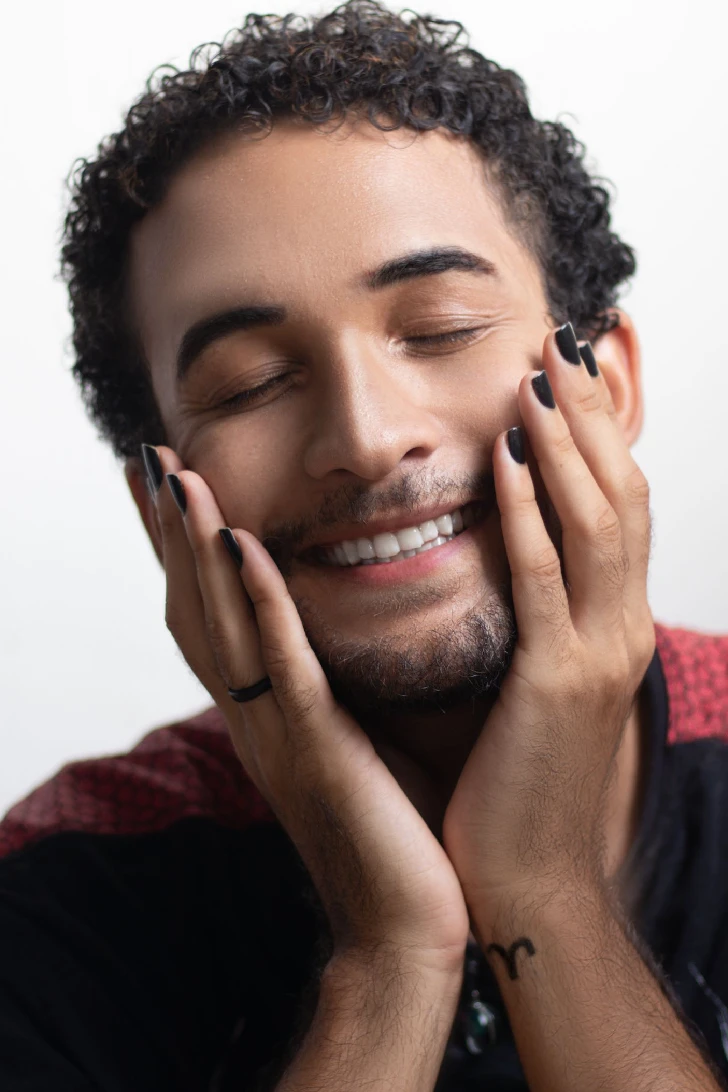 06-homem-verniz-preto-unhas-tendencia-veneza-2026