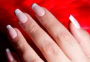 french-manicure-rosa-branco-tendencia-veneza-2026