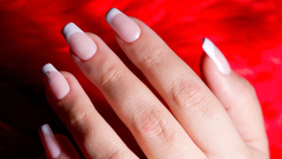french-manicure-rosa-branco-tendencia-veneza-2026