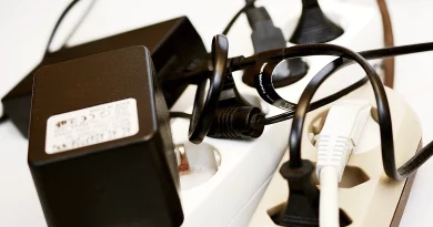 Se deixas o carregador do telemóvel ligado à tomada, o custo anual é maior do que pensas Se deixas o carregador do telemóvel ligado à tomada, o custo anual é maior do que pensas