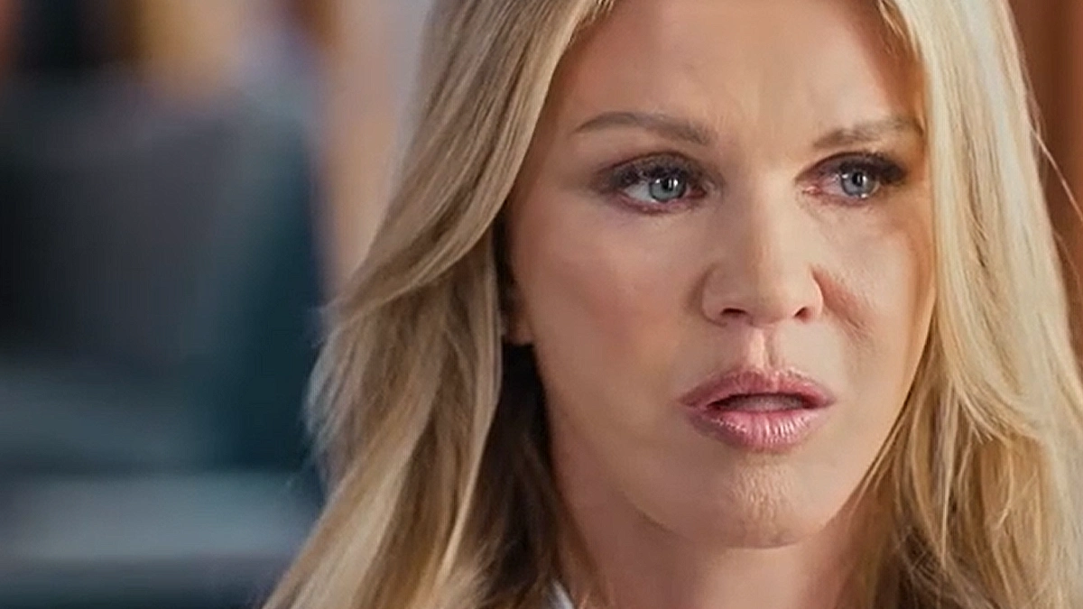 Corinna Schumacher a comentar a morte de Senna, visivelmente emocionada © Netflix