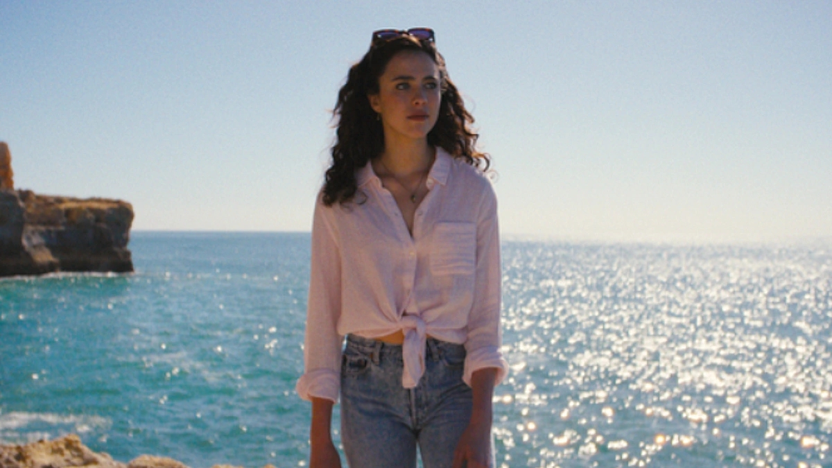 Margaret Qualley em "Love of Your Life", filmado na Praia da Marinha; © Amazon MGM Studios