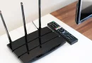 Tens o router perto da televisão? Estás a perder Wi-Fi sem saber