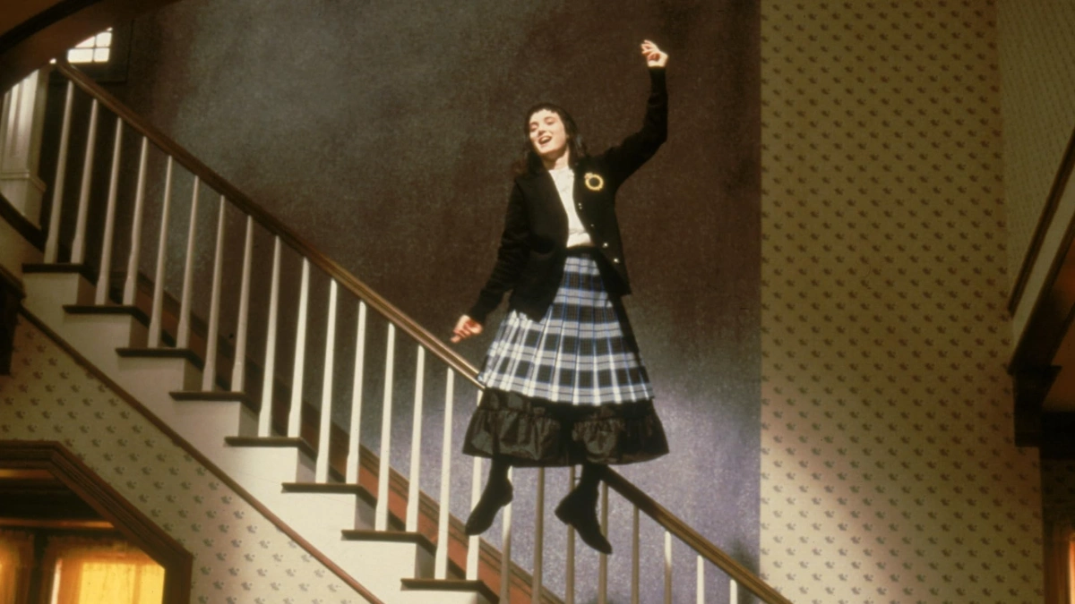 Winona Ryder em "Beetlejuice: Os Fantasmas Divertem-se"; © The Geffen Company